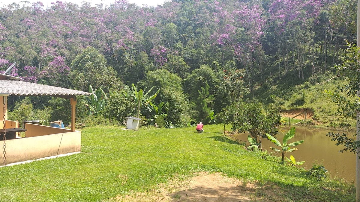 Aconchegante chácara na serra