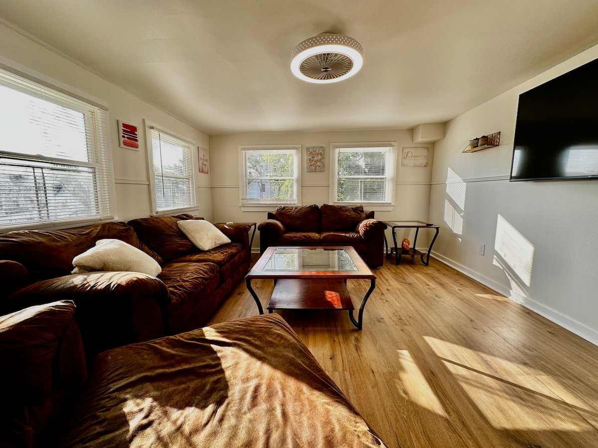 Treeview - Cozy 2 BR Apt ~1 hr from NYC Fast Wi-fi