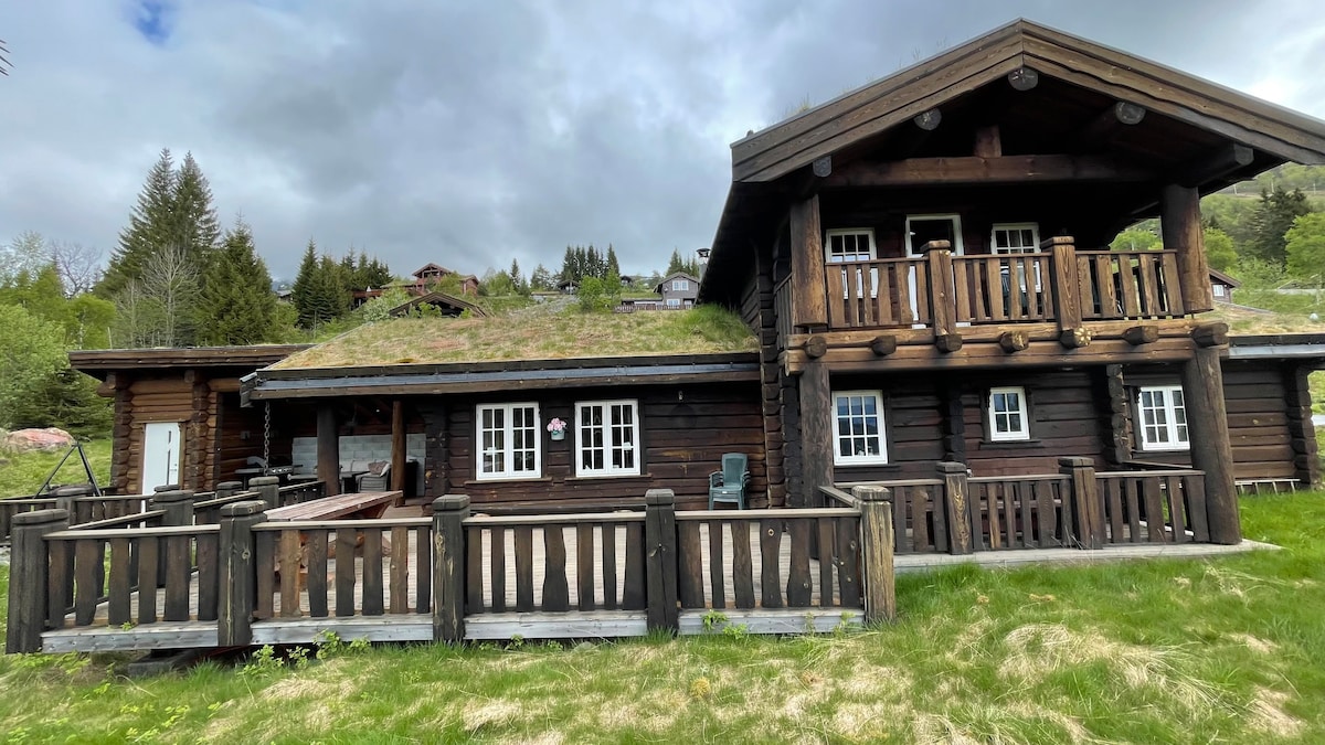 Tømmerhytte med stor overbygd terrasse i Stryn