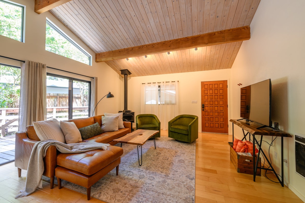 Cottage in Redwoods: Deck, Firepit, Near Beaches