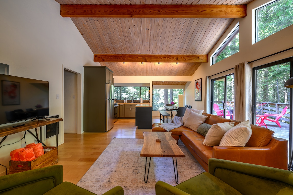 Cottage in Redwoods: Deck, Firepit, Near Beaches