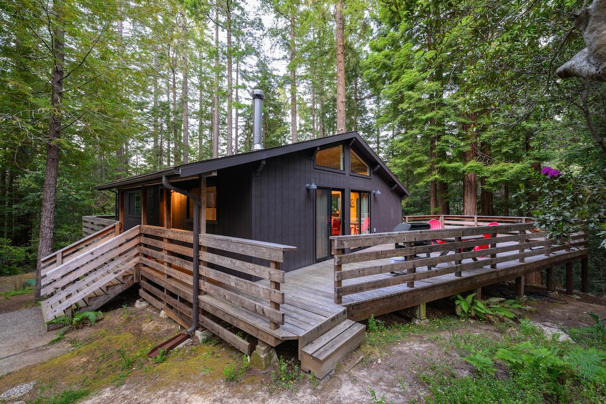 Cottage in Redwoods: Deck, Firepit, Near Beaches