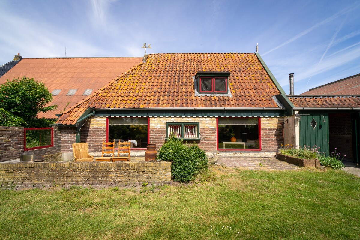 Farm holiday cottage with natural garden