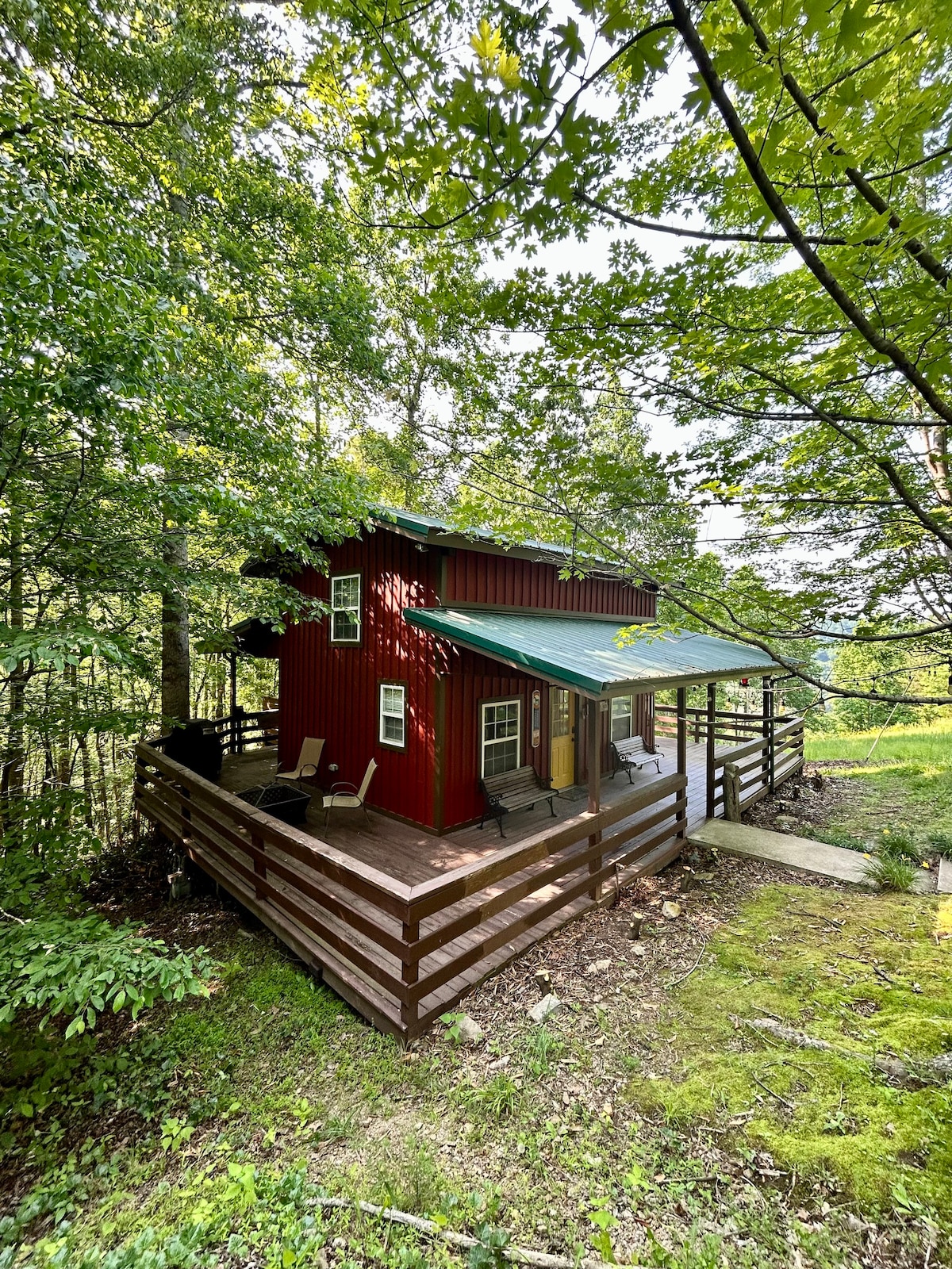 Red Moose Cabin with Hot Tub