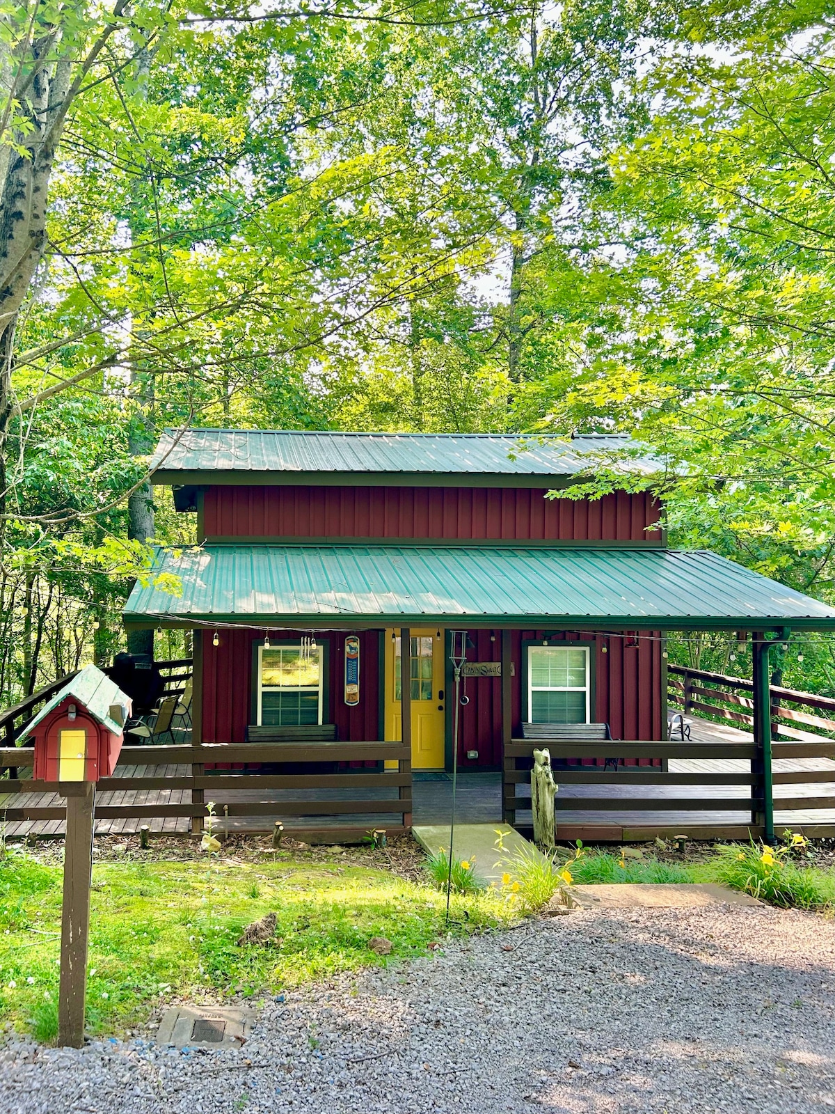 Red Moose Cabin with Hot Tub