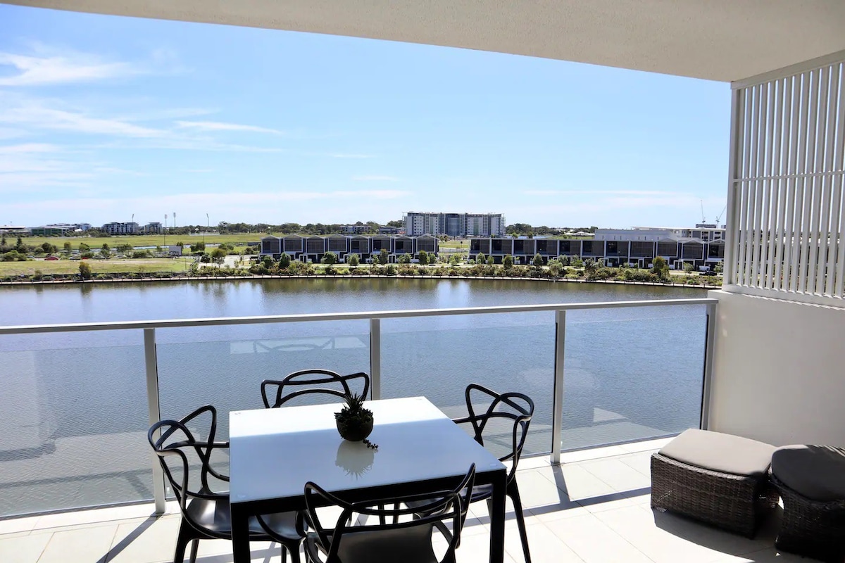 Bright Apt w/ Water View, Large Balcony & Car Park