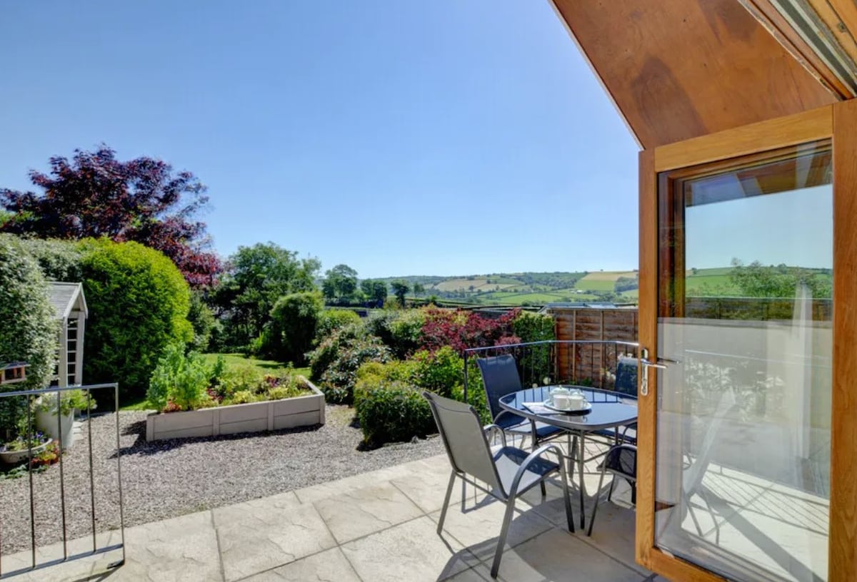 2 bed garden cottage nestled on the edge of Exmoor