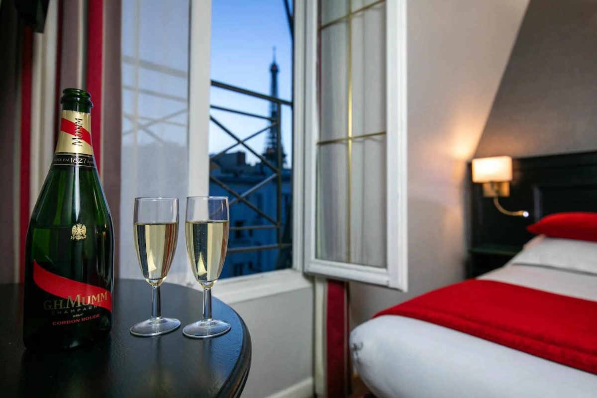 Cosy room for 1 person with Eiffel Tower view