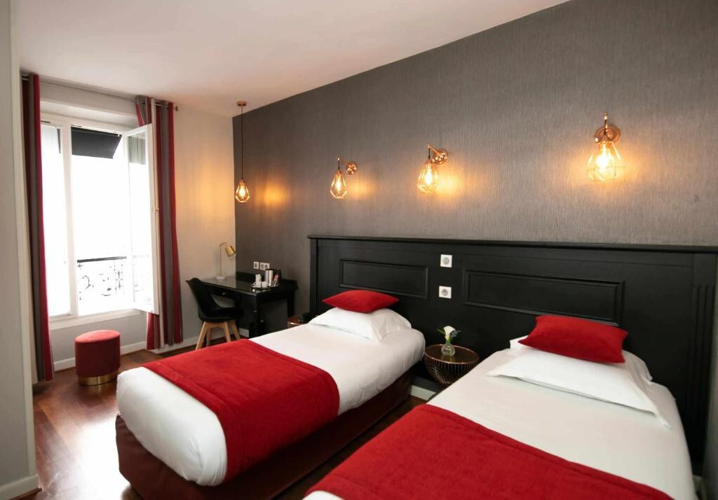 Large room for 4 near the Eiffel Tower