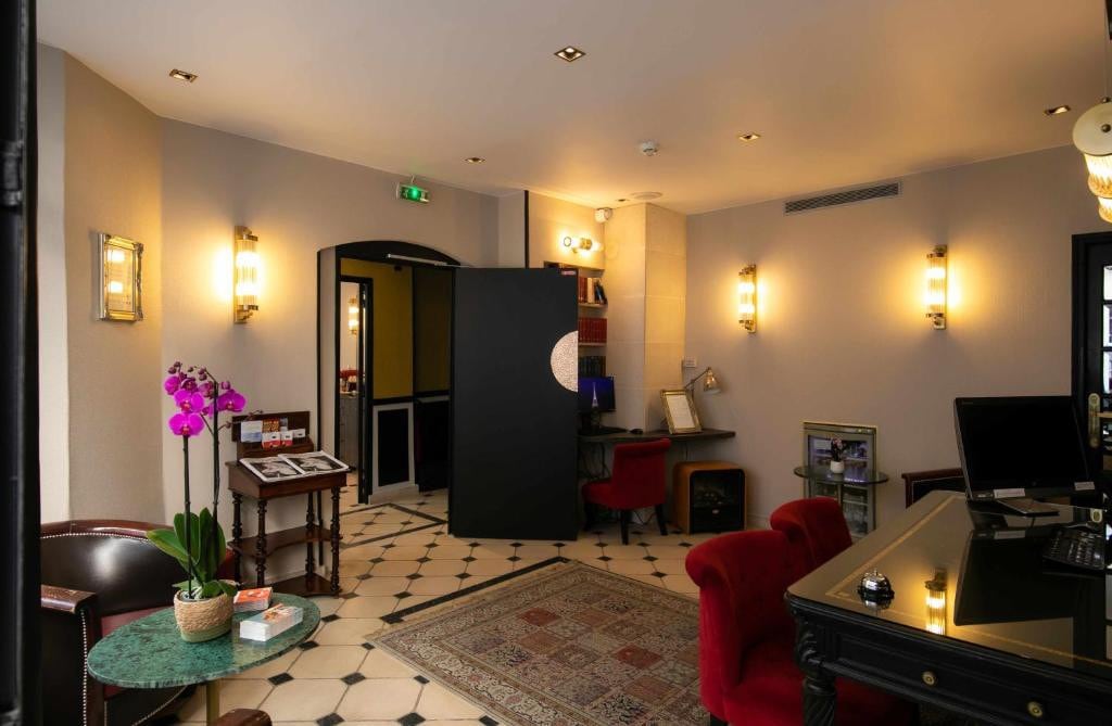 Large room for 4 near the Eiffel Tower