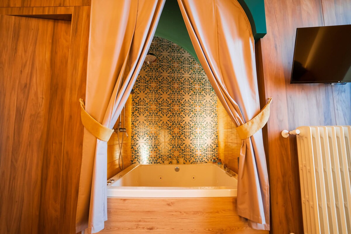 Camera matrimoniale deluxe con vasca idromassaggio