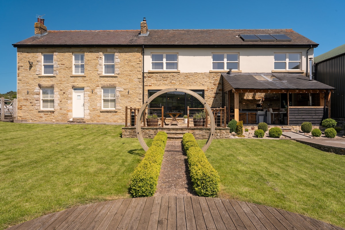 Idyllic Farmhouse (The perfect bookish retreat)