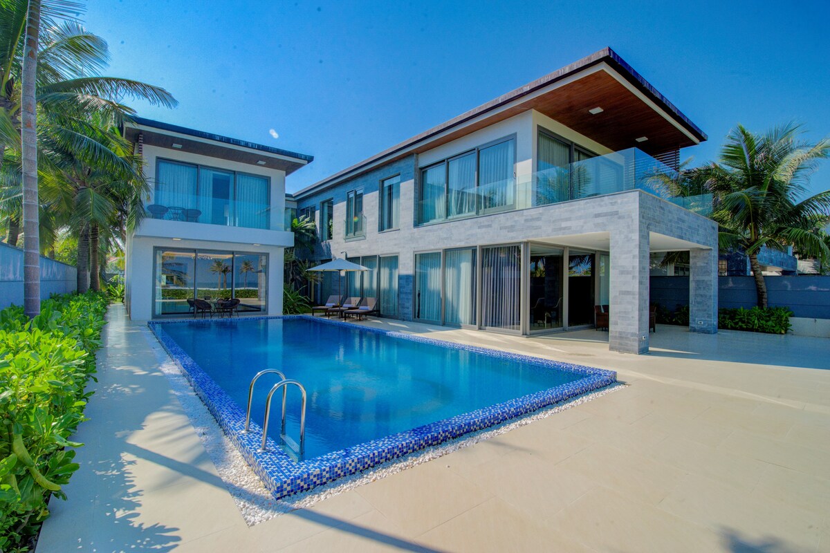 Beachfront Bliss: 6-BR Villa in five-star resort