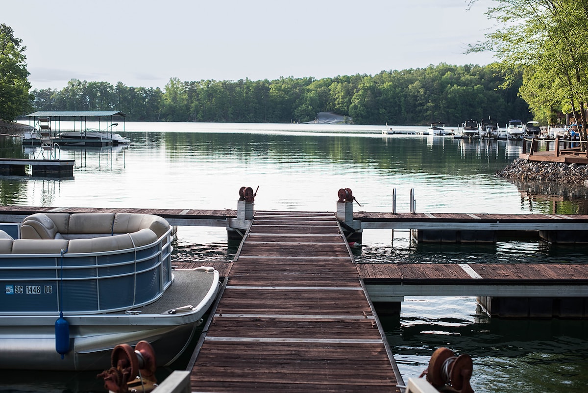 Lake Keowee Access-Dock-Pool-Grill-Clemson 17 Min