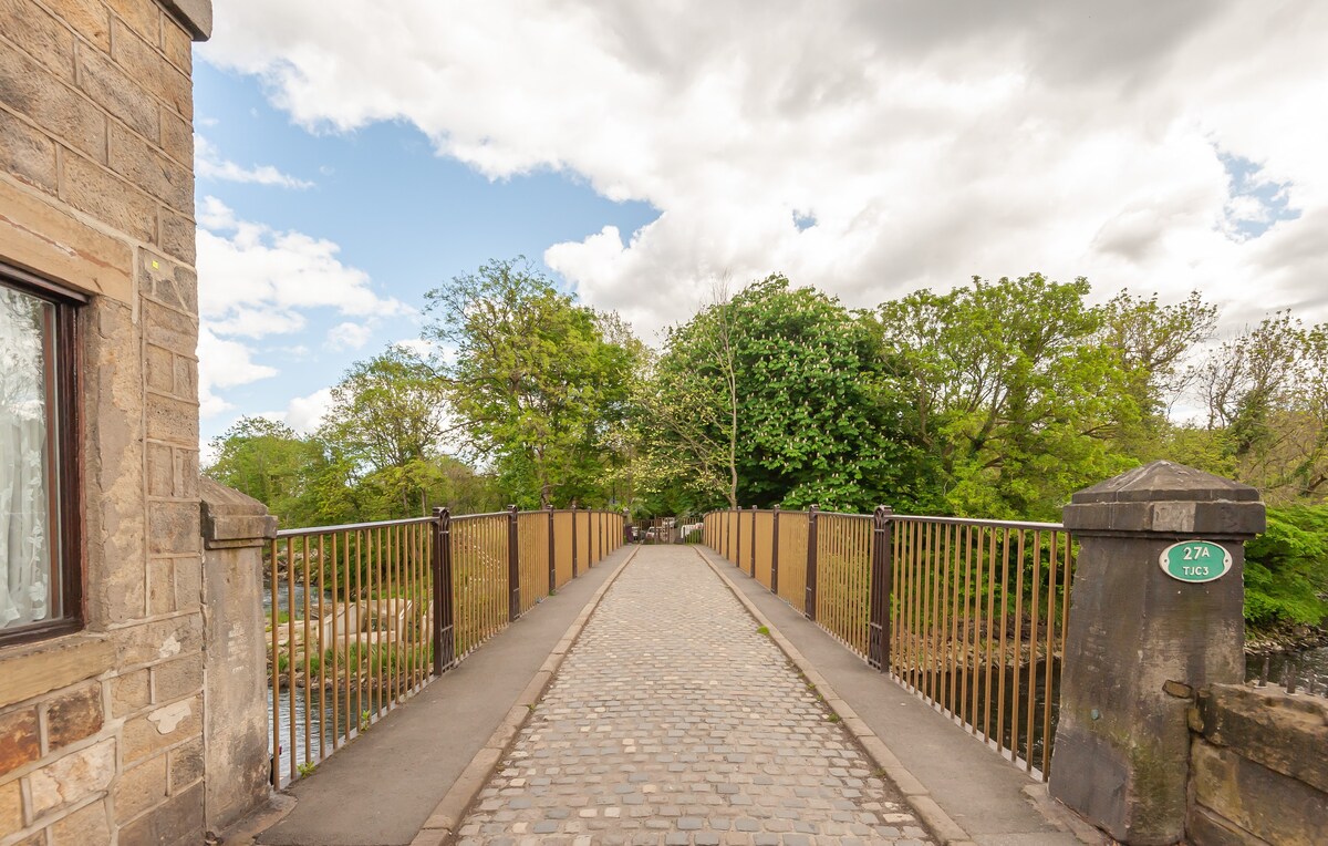 Couple’s Haven on the Banks of the River Aire