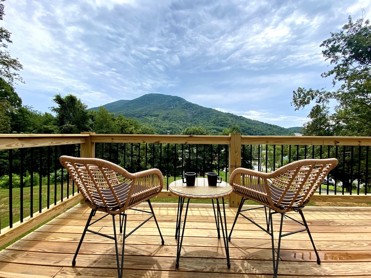 Mt Jefferson View, modern & cozy