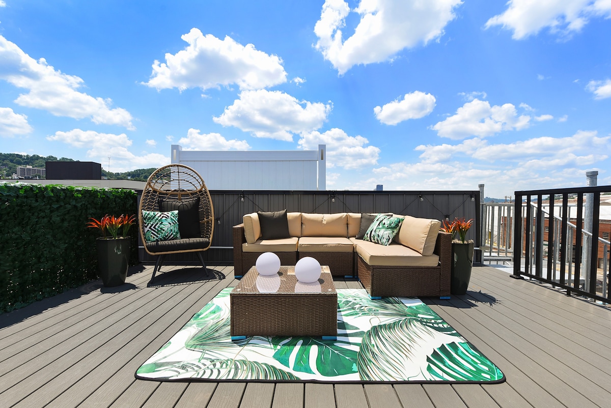 Rooftop Patio, King Bed, Parking, Prime Location!