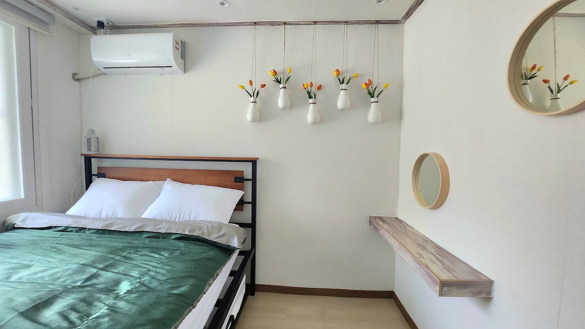 홍대입구역 도보 7분#1층#2BR#5bed#1Bath#Urban Forest#102