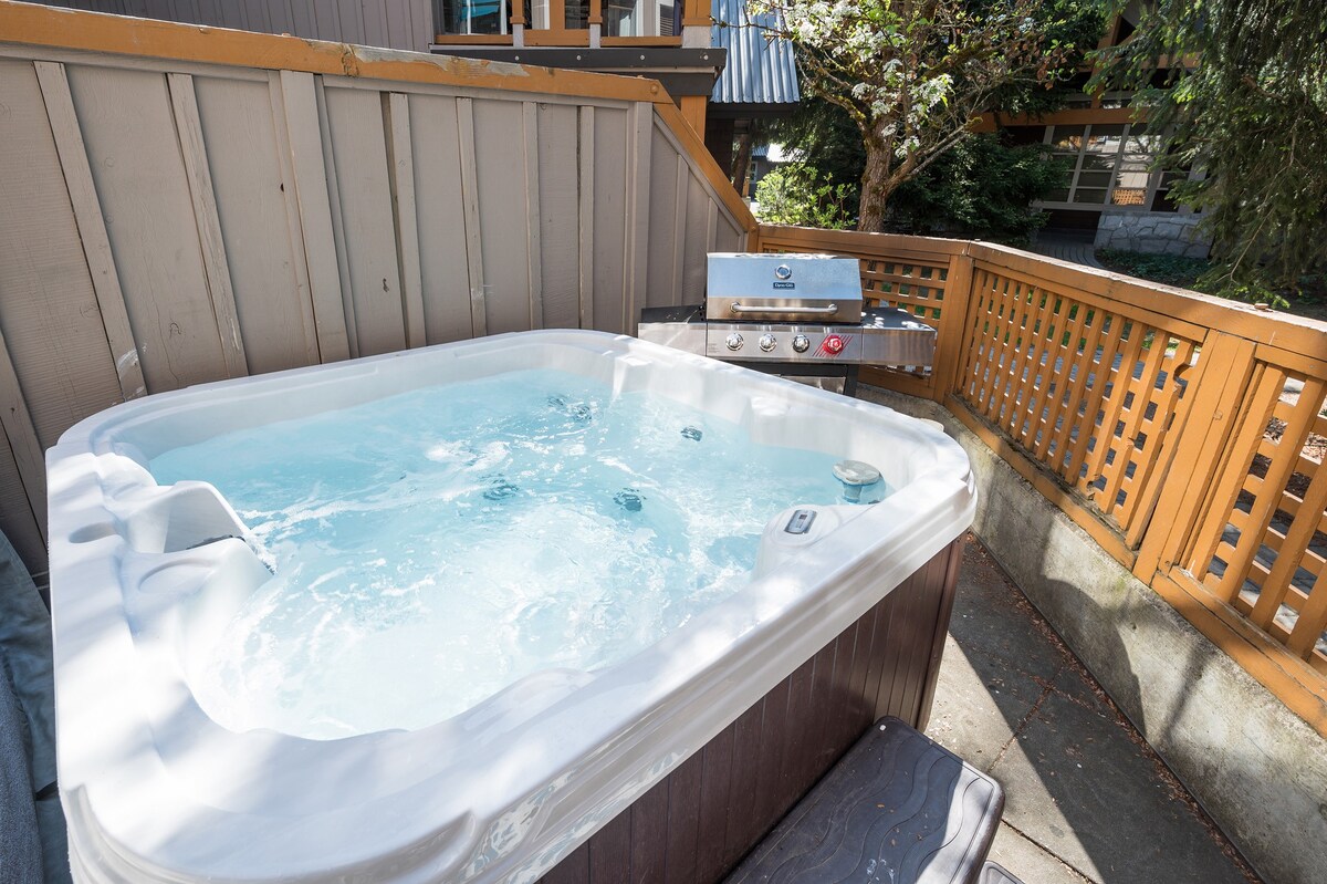 Private Hot Tub, Patio and Free Parking @ Glaciers