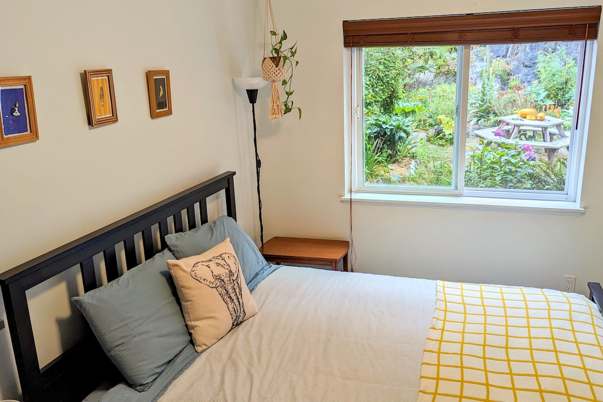 Quiet Garden Suite in Langford - Free car charger　