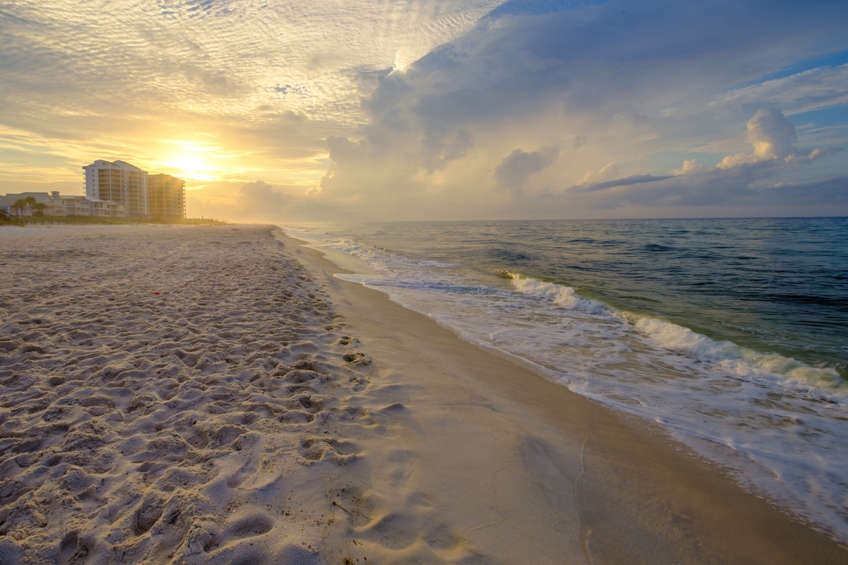 Perdido Key - Beach and Sparkling Pool. Sleeps 6.