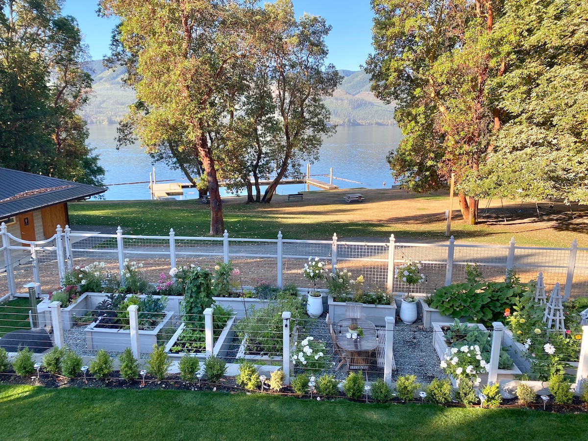 Lakeside Cottage & Garden with New Sauna!