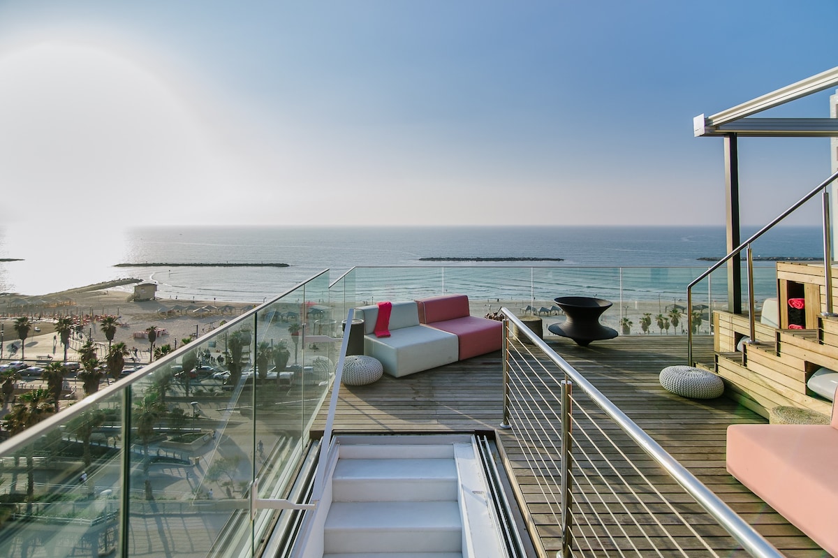 Magnificent Sea View Penthouse On The Beach