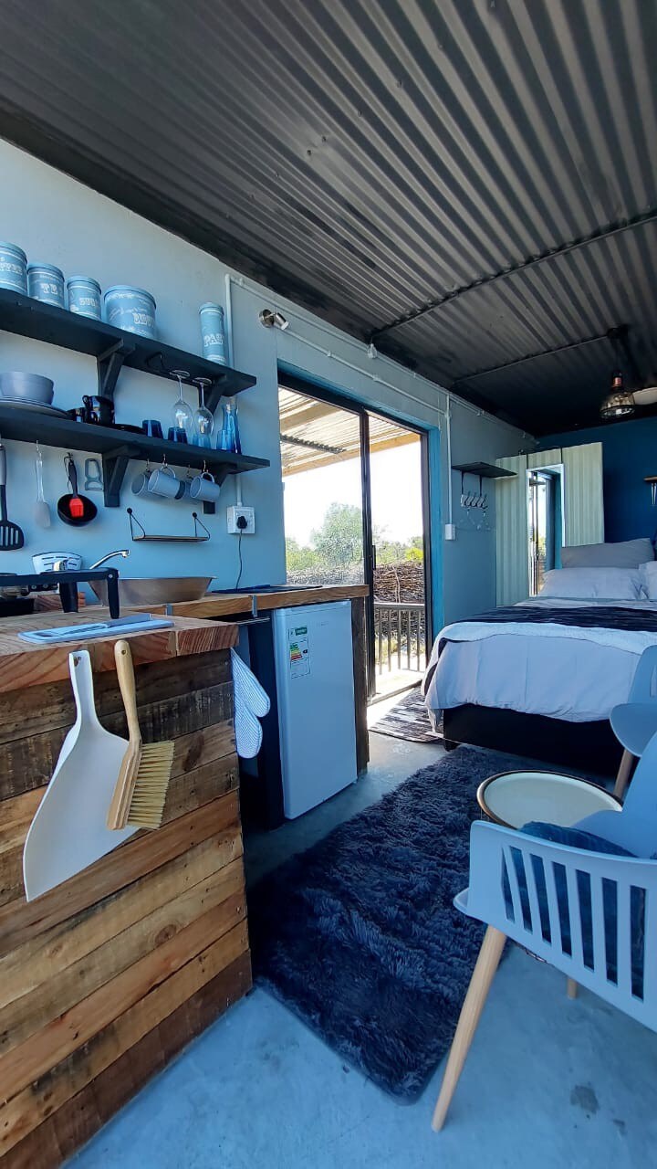 Sophisticated off-the-grid container, outdoor bath
