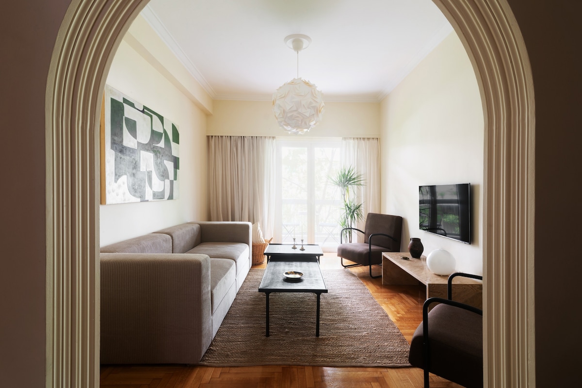 Sophisticated 2BD apt in Athina