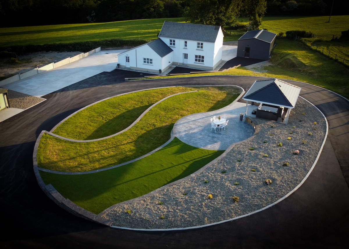 spacious farmhouse with hot tub and gardens