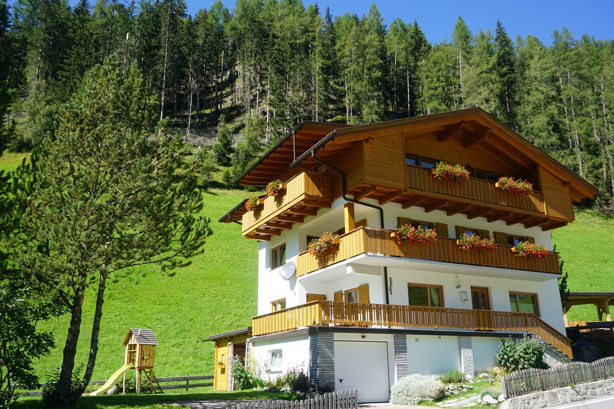 Holiday Home Nairz, Ahrntal, App. Edelweiss