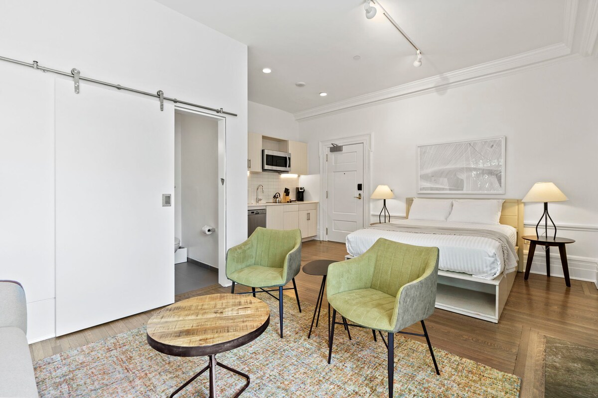 Premier Studio Apt | Placemakr Dupont Circle