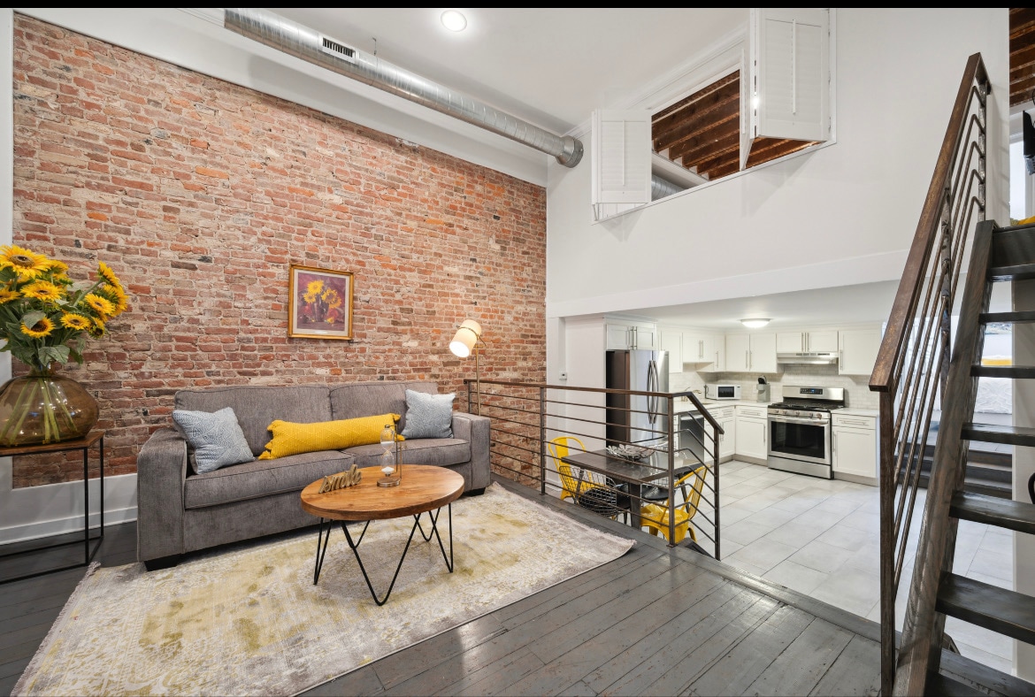 Historic Old City Brownstone, Stylish 2B + 2B Loft