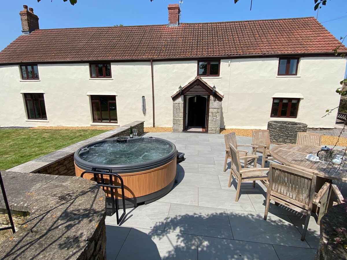 Gorgeous, newly refurbished farmhouse with hot tub