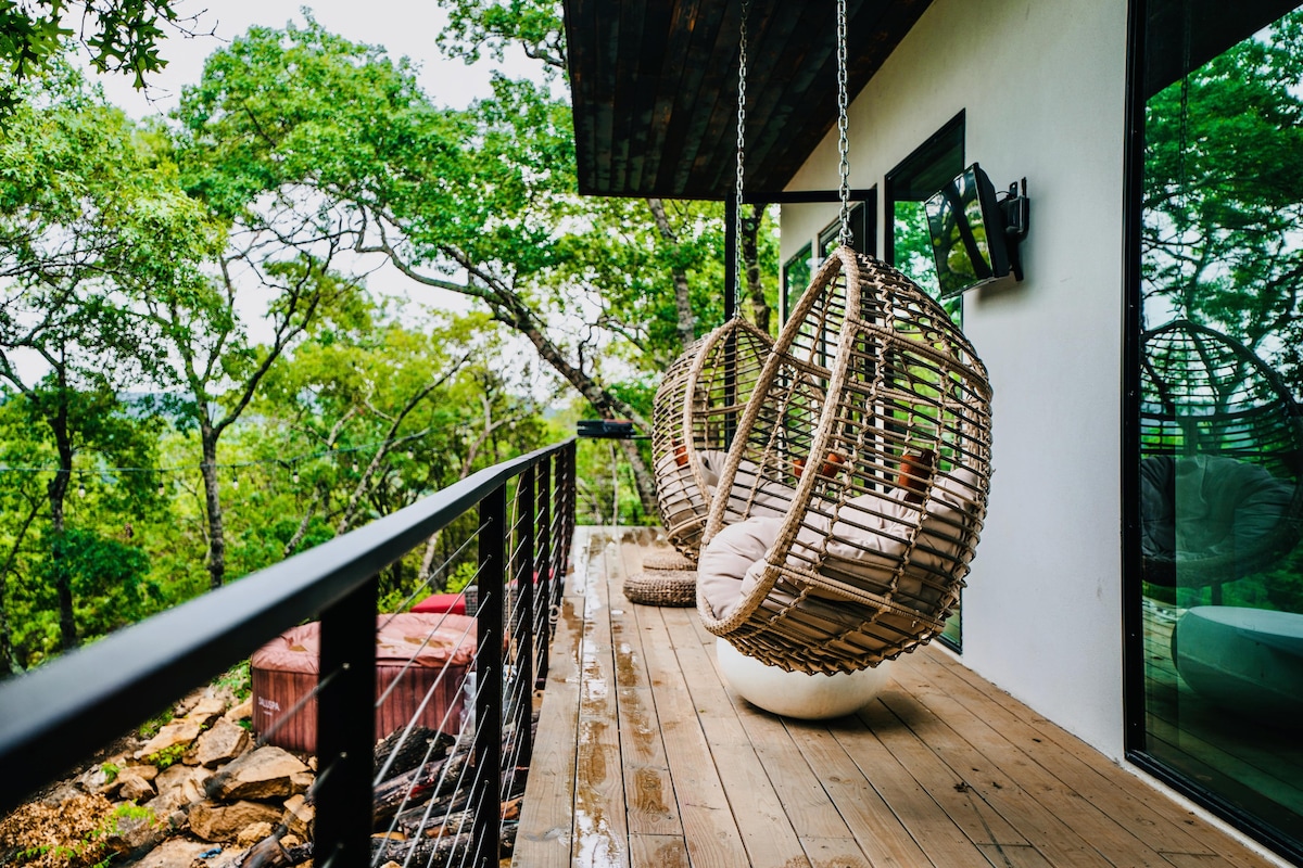 Treetop Villa w/Mini Hot Tub + Outdoor Shower