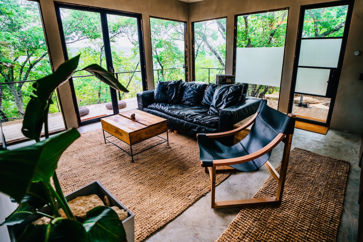 Treetop Villa w/Mini Hot Tub + Outdoor Shower