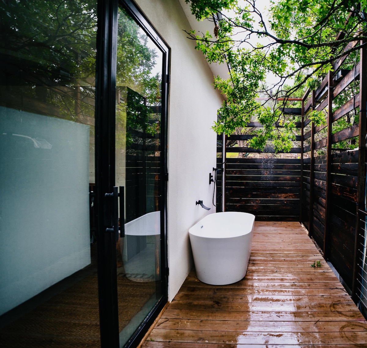 Treetop Villa w/Mini Hot Tub + Outdoor Shower