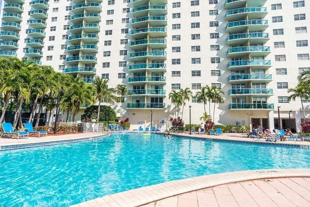 Luxury Beach & City View Condo 5 min walk to beach