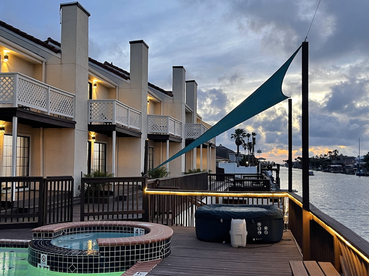 Fantastic Waterfront! Pool/Spa 2 BR King and Queen