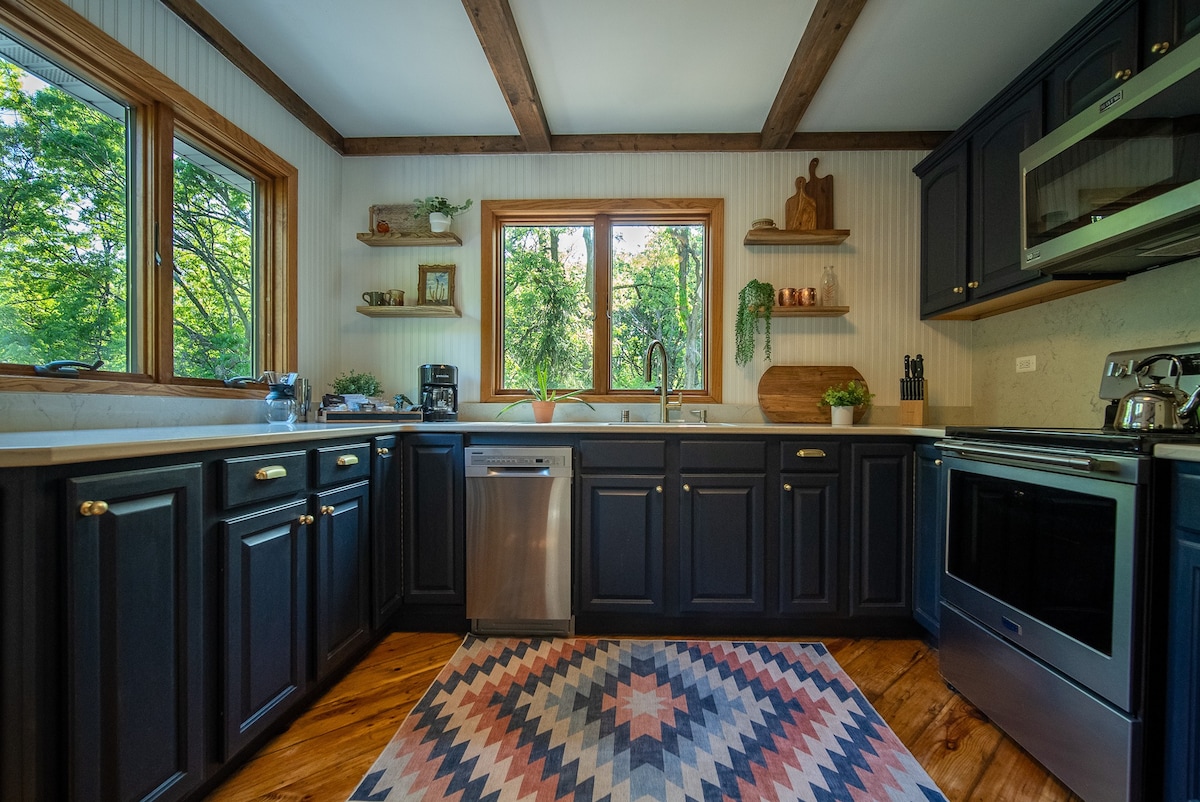 Secluded in the Woods, near lakes & trails-kitchen