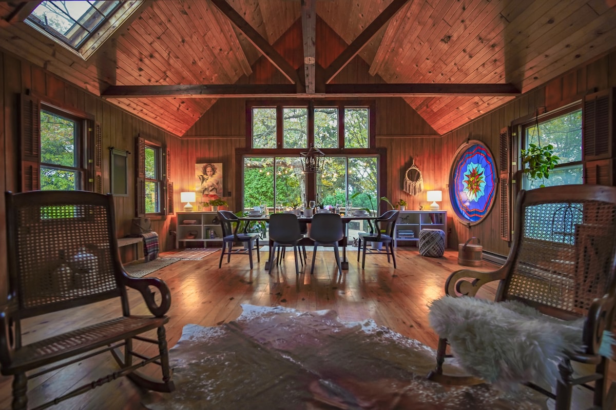 Secluded in the Woods, near lakes & trails-kitchen