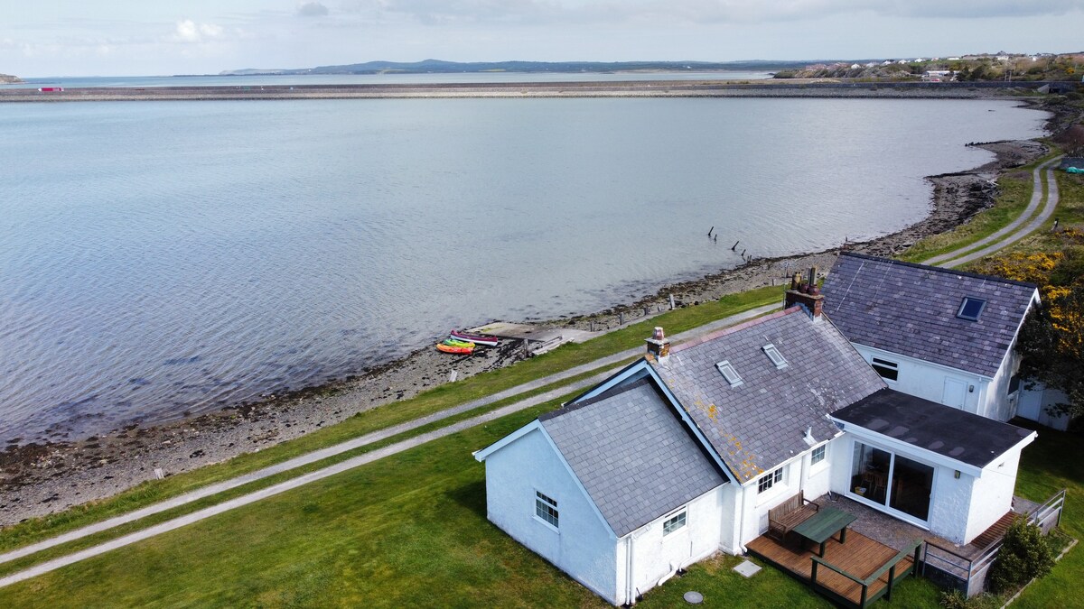 Peaceful Waterside Cottage with stunning views