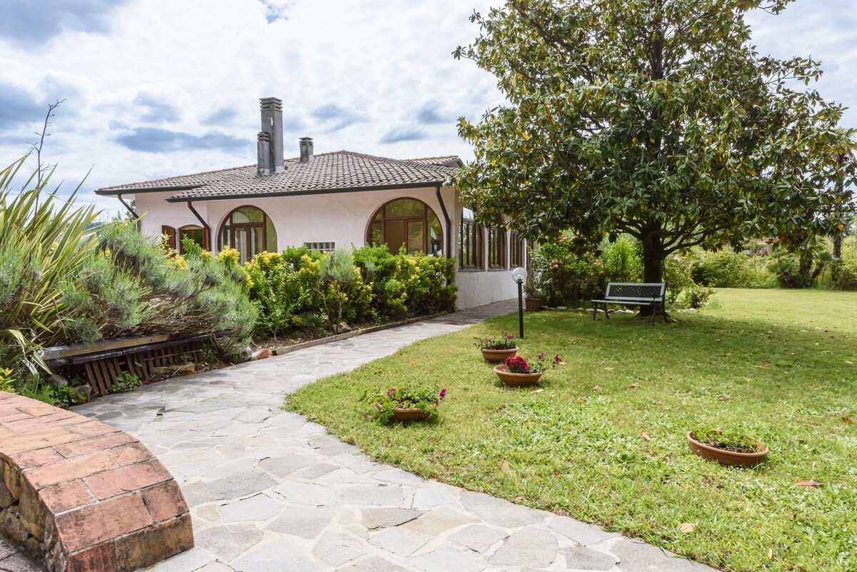 Villa dei Girasoli-With private pool in Massarosa