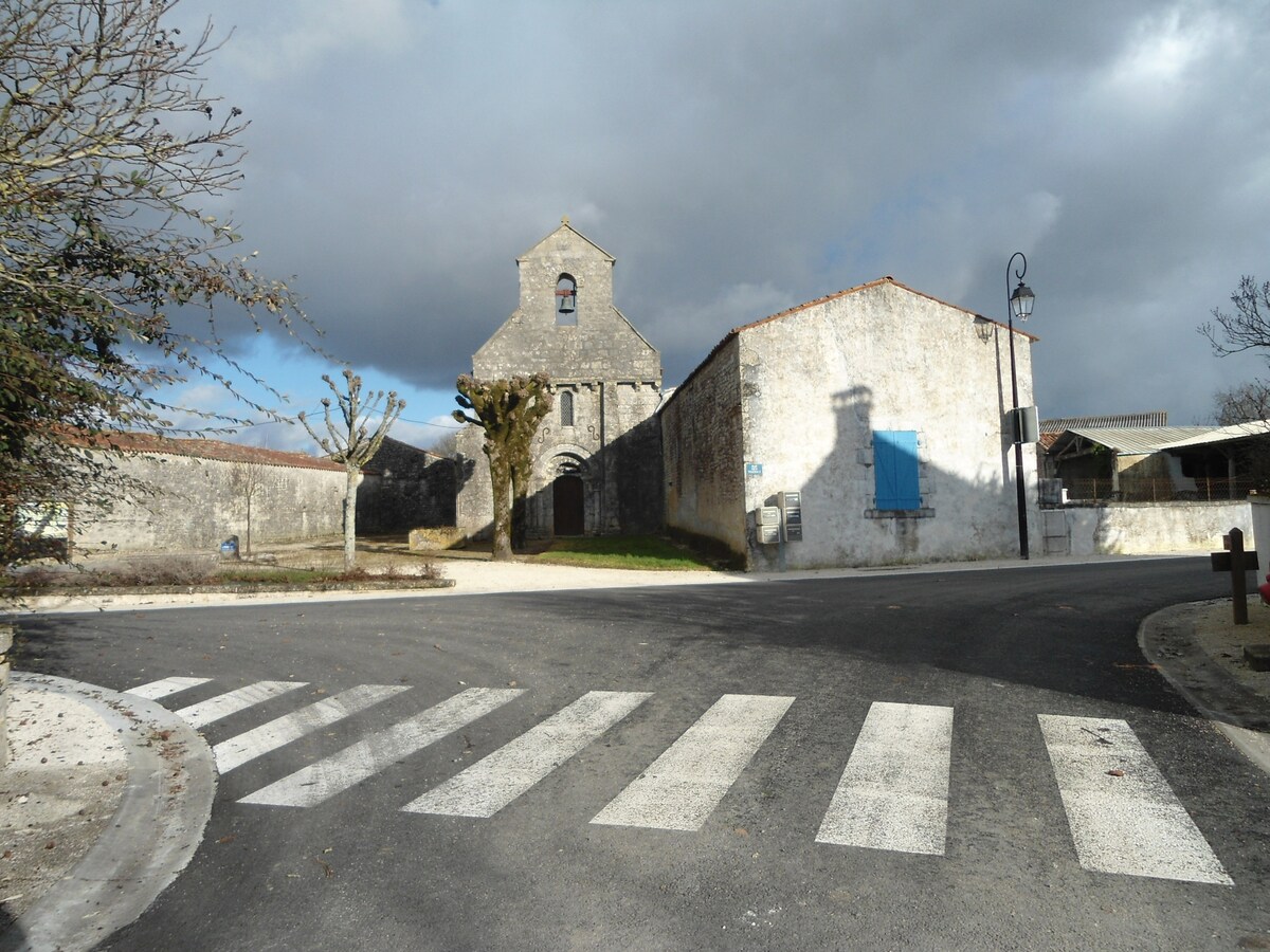 Petit village sur une colline