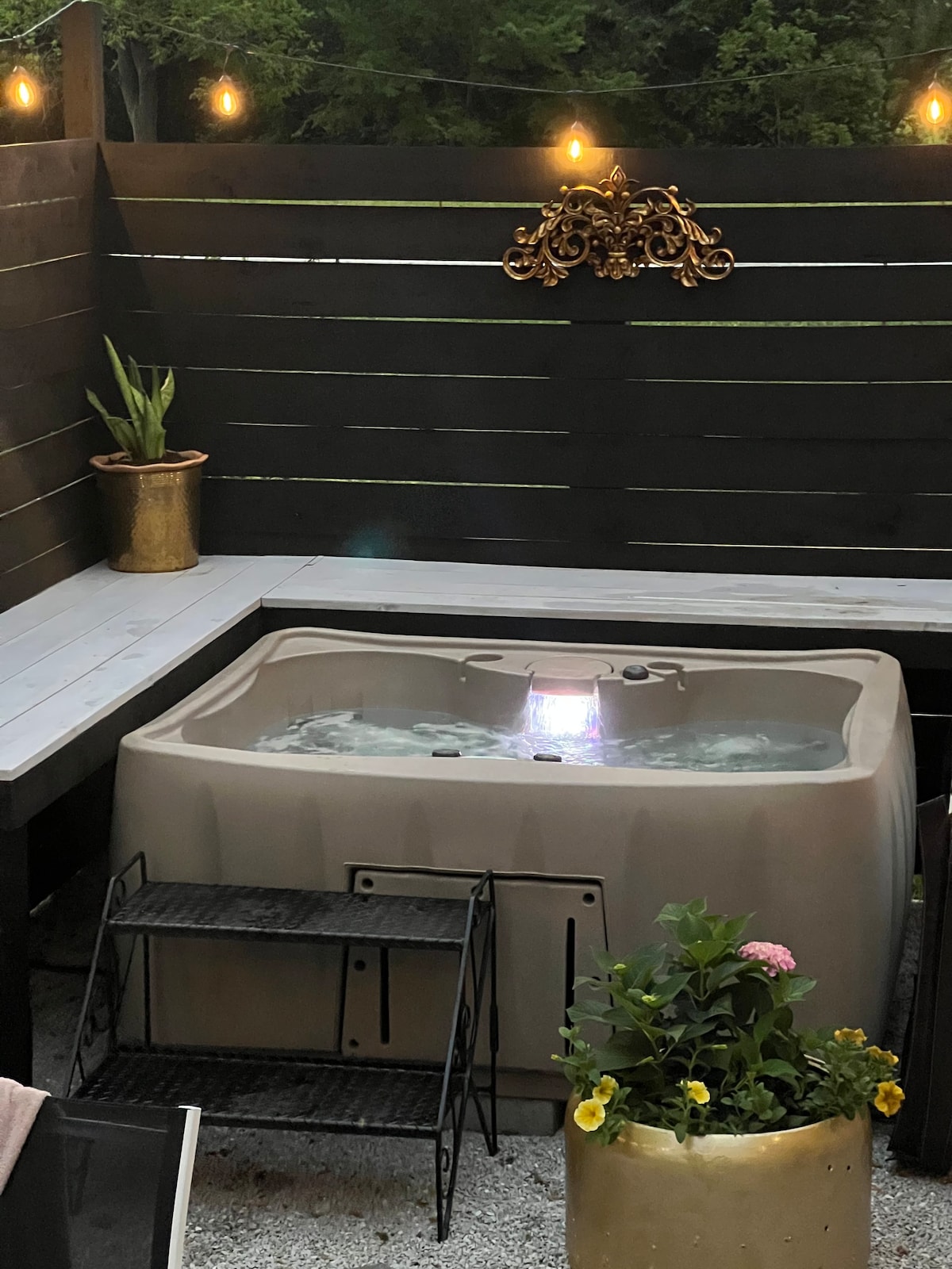 Hot tub! Spacious in Small Town, April 26 open!