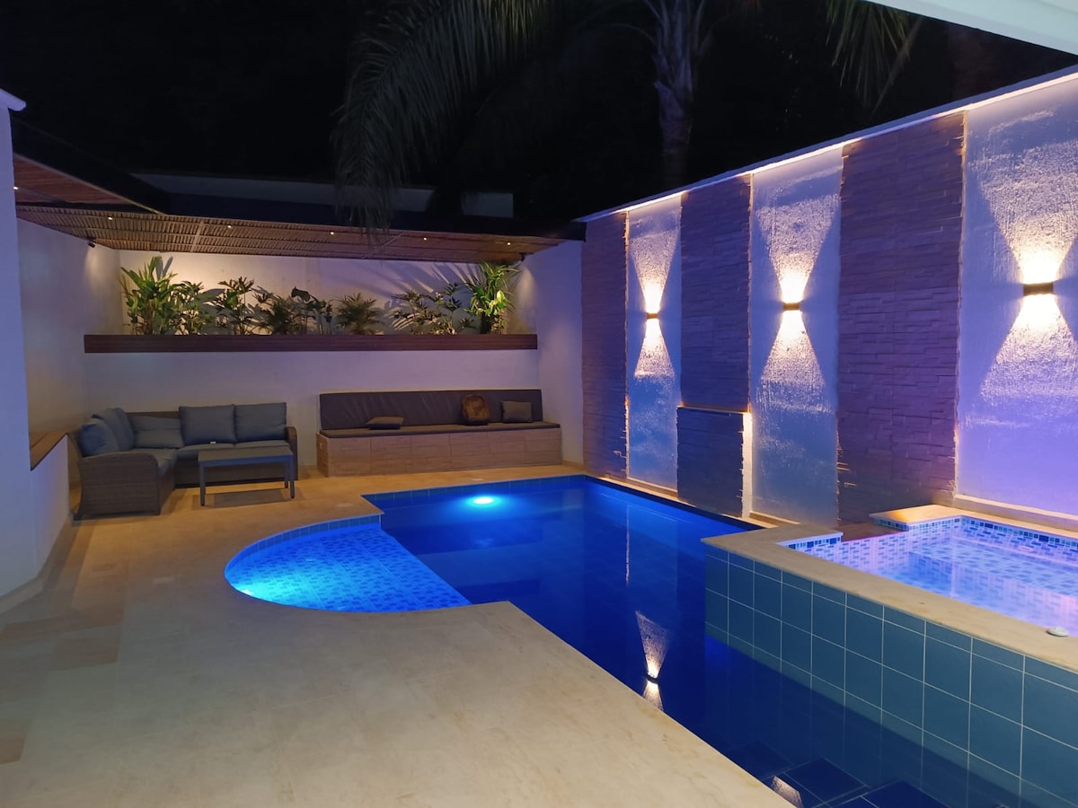 Casa de lujo con piscina privada y jacuzzi!