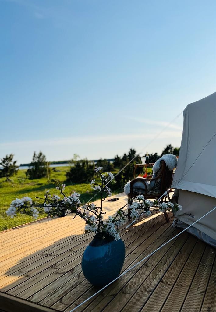 Glamping Pädastes mere kaldal hommikupäikeses