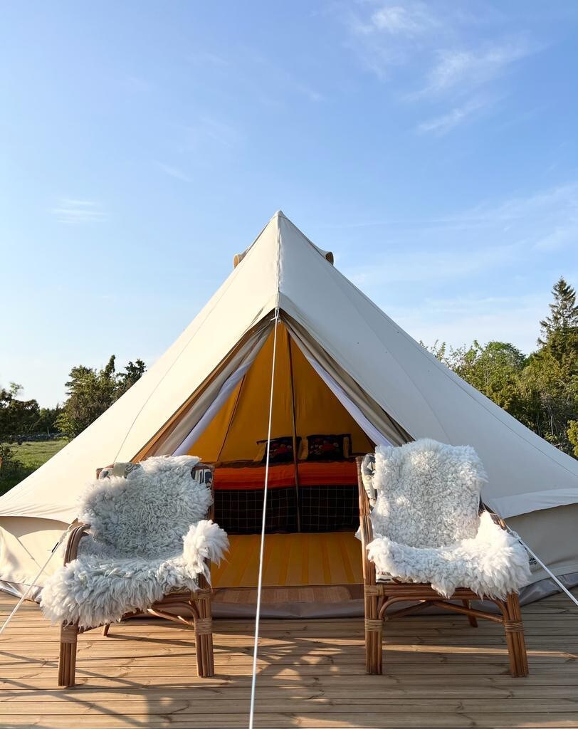 Glamping Pädastes mere kaldal hommikupäikeses