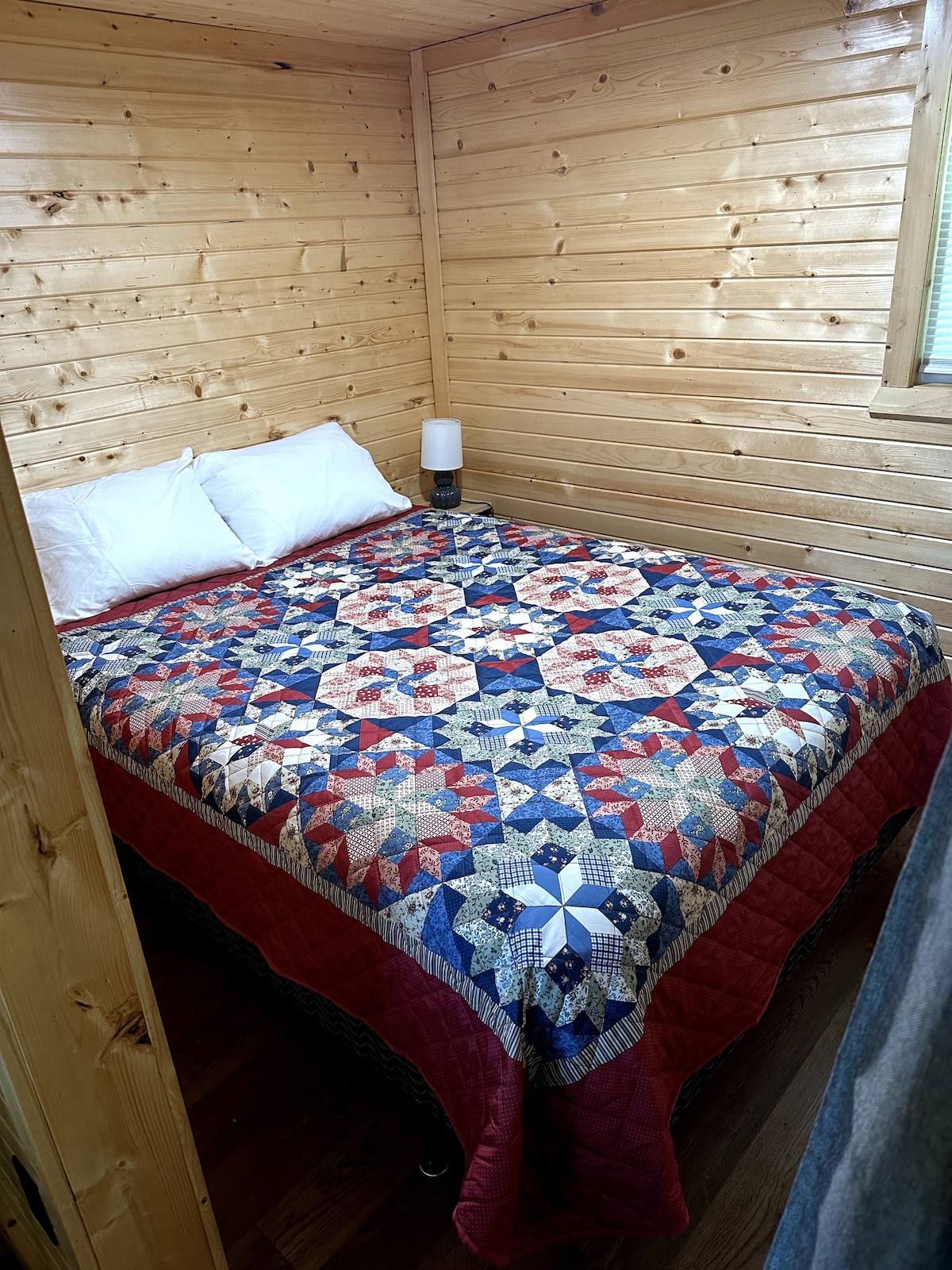 （绿色）小木屋1间卧室， 2间阁楼，标准双人床，沙发床
