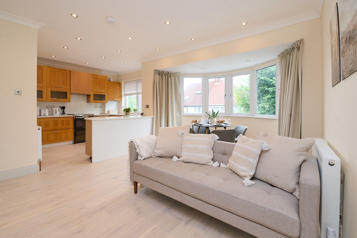 Stunning 4 Bed 2 Bath, NW London Large Apartment
